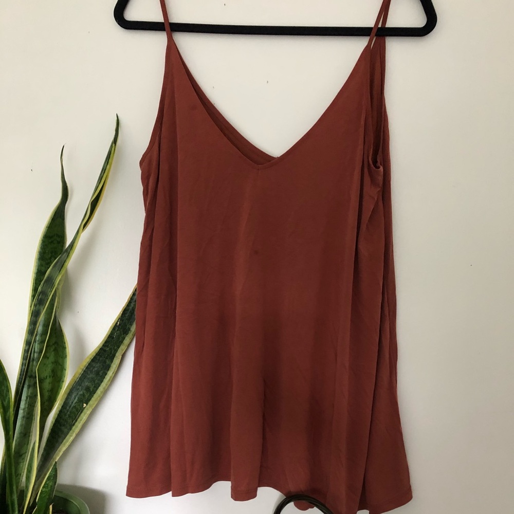 Spaghetti strap flowy UO top